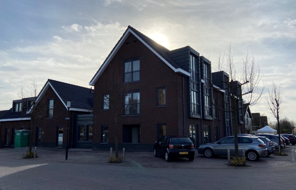 verbouw bestaand pand naar 8 appartementen en uitbreiding huisartsenpraktijk te ‘s-Gravenpolder